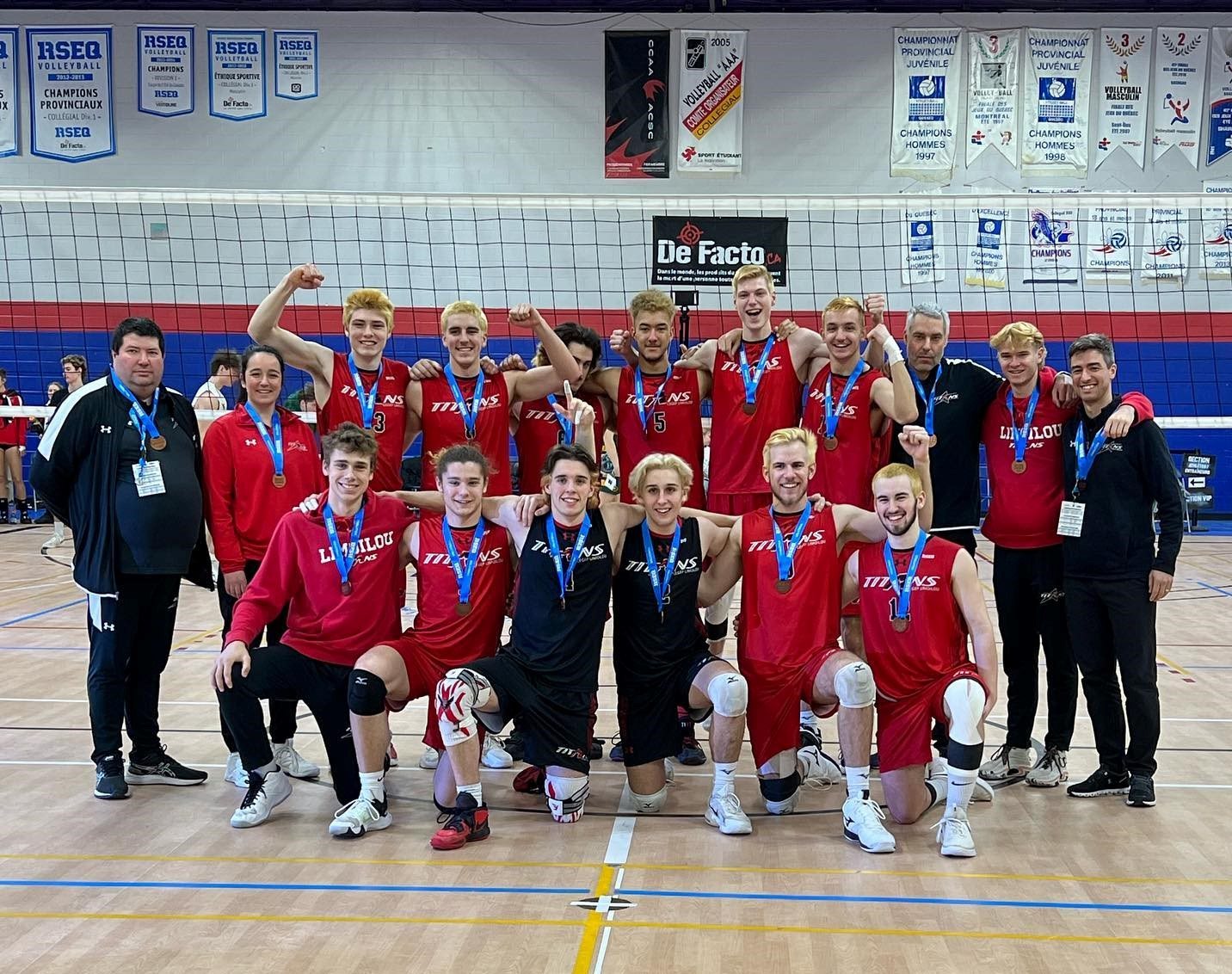 Équipe masculine de volleyball division 1 médaillée de bronze au championnat provincial 2023