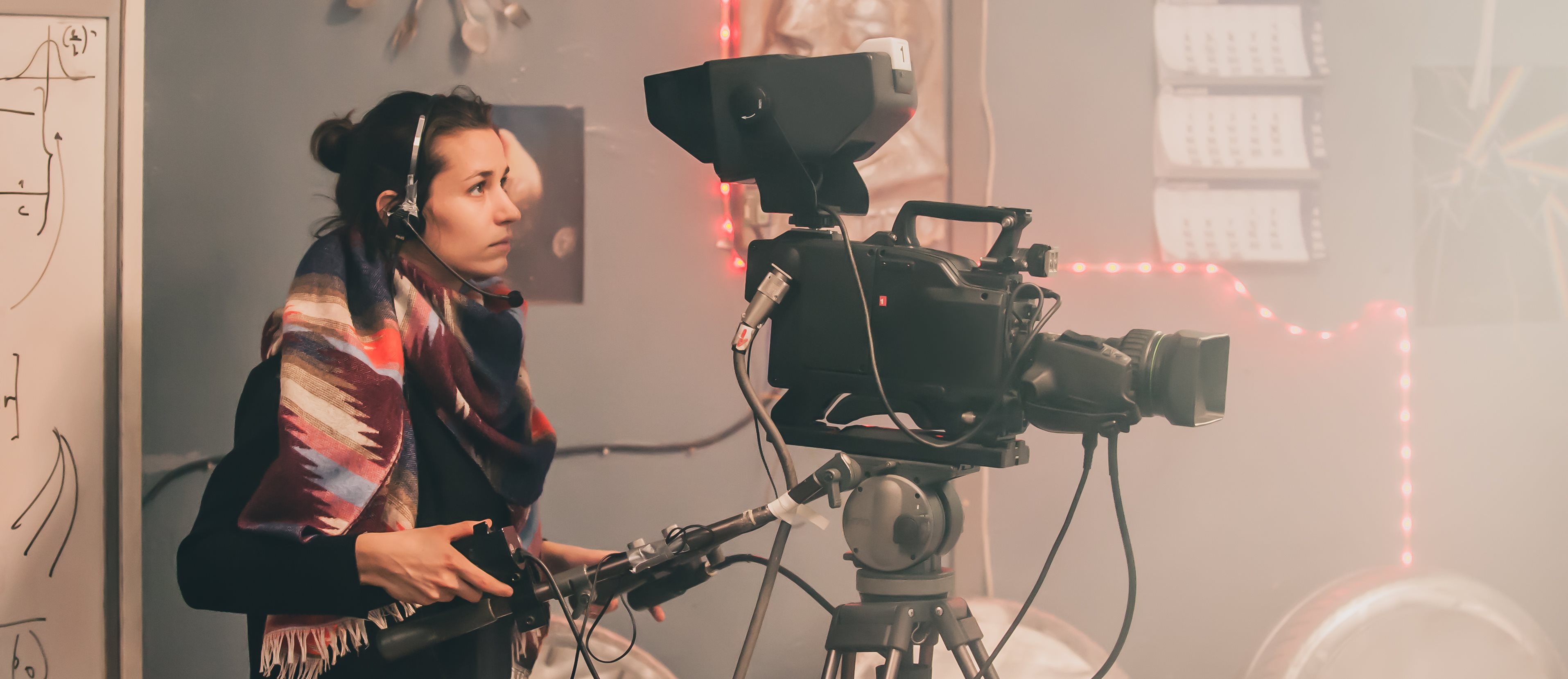 Femme devant une camera vidéo