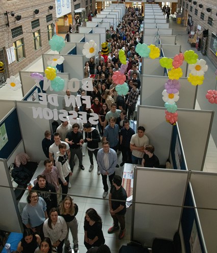 Cohorte 2023 d'étudiantes et d'étudiants en sciences humaines du Cégep Limoilou lors de leur colloque de fin d'études 