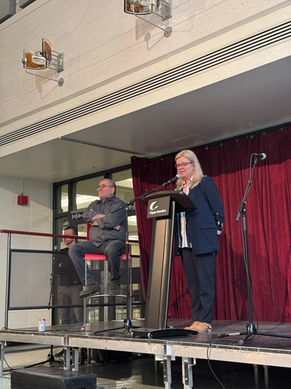Karine et Régis sur scène.