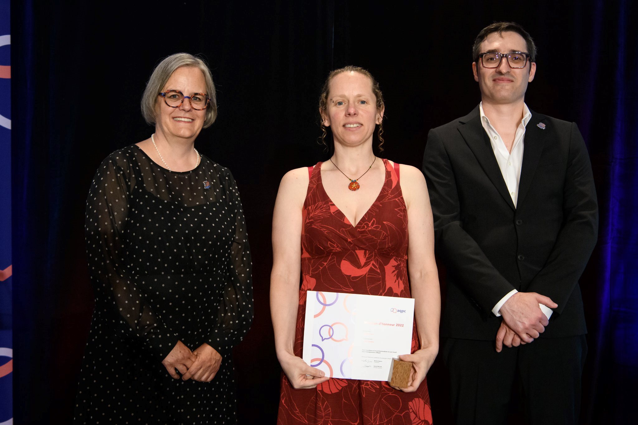 Marthe Giguère, présidente sortante de l'AQPC, Isabelle Picard, enseignante au Cégep Limoilou et lauréate et Samuel Bernard, directeur général de l'AQPC.