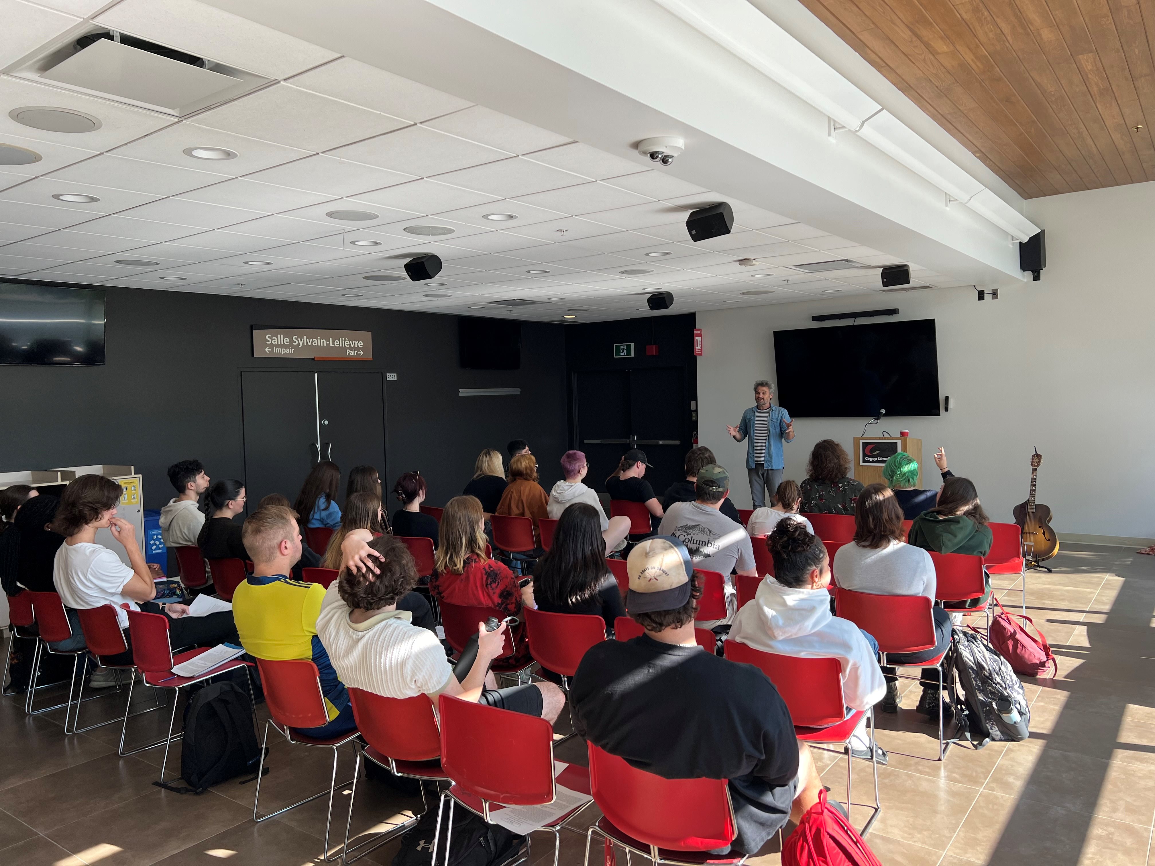 Thomas Hellman, en discussion avec les étudiantes et étudiants de Sciences humaines