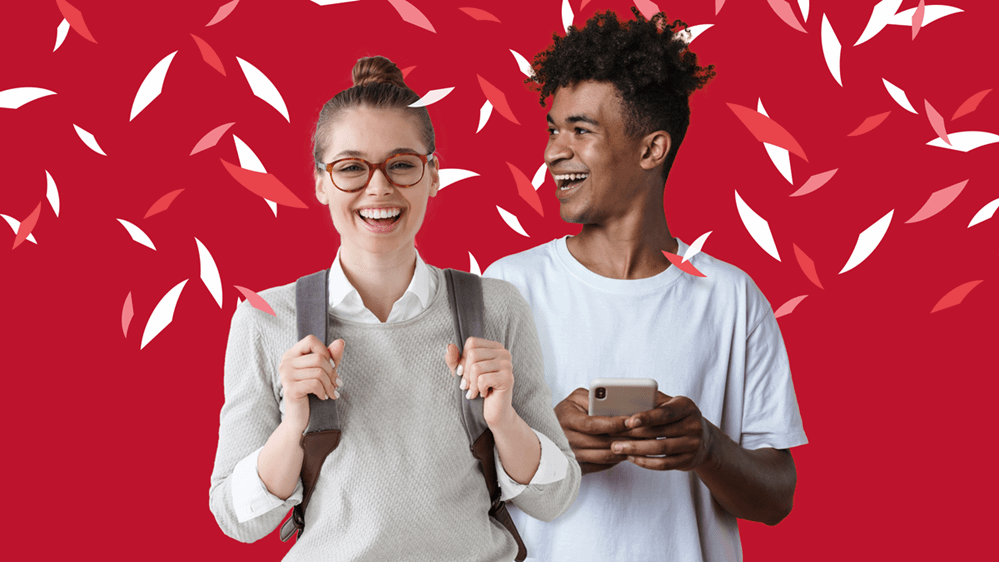Jeune étudiante souriante portant un sac à dos et un jeune homme aussi souriant regardant ailleurs tenant un téléphone sur fond avec confettis rouges et blancs en arrière-plan