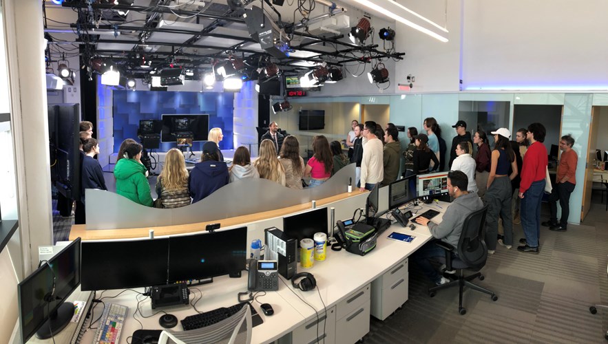 Groupe d'étudiants et étudiantes en visite dans les studios télé de TVA