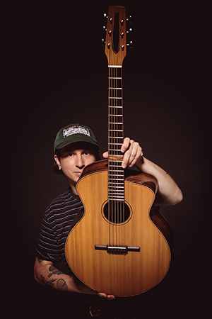 Olivier Asselin, luthier, avec sa guitare