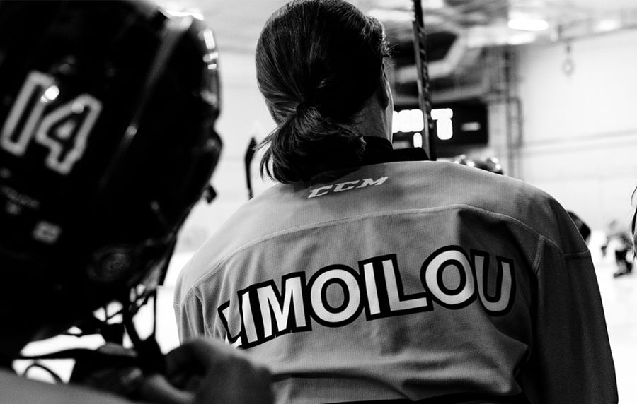 Vue de dos du d'une joueuse de hockey des Titans du Cégep Limoilou, mise en évidence sur le mot Limoilou