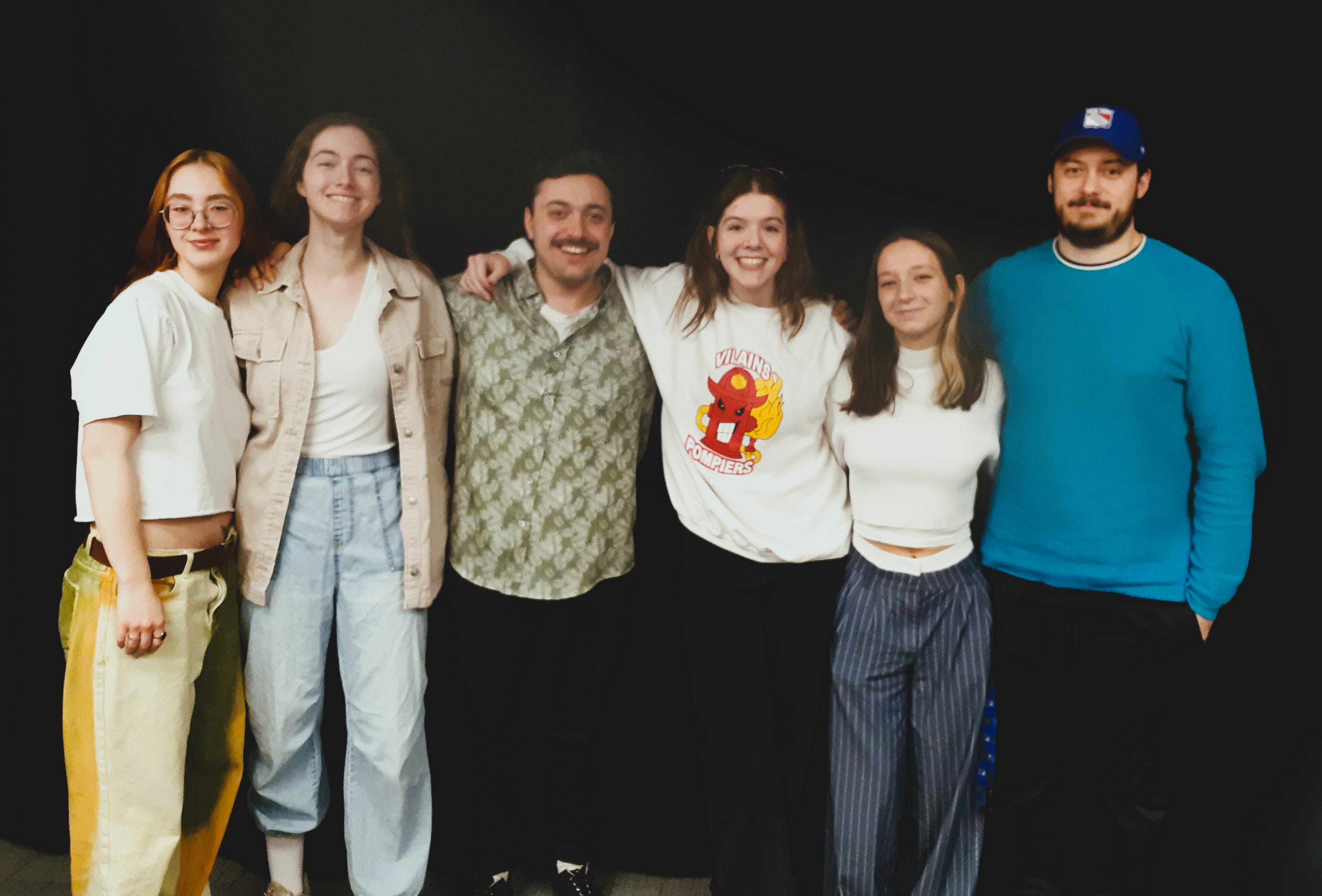 Sara Piquette, Kassandra Landry, Zigmund Anto, Florence Bouchard, Agathe Nogues et Simon Saillant debout et souriants devant un rideau noir