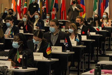 Groupe d'étudiants lors d'une simulation de séance de discussion aux Nations Unies