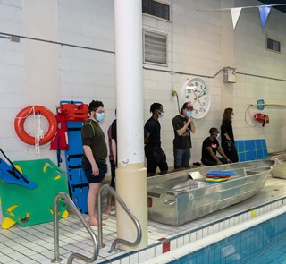 Étudiants en génie mécanique qui testent les chaloupes dans la piscine