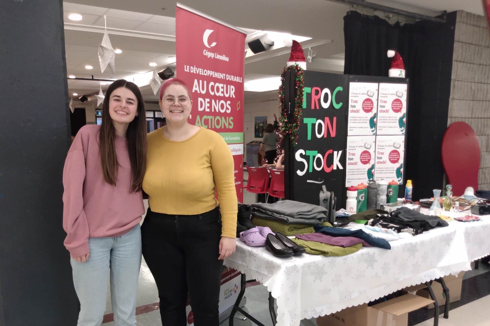 Deux étudiantes au kiosque de l'activité Troc ton stock