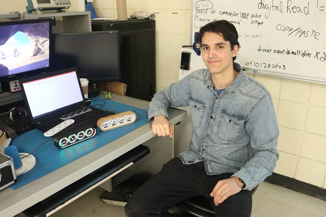 Renaud Gagnon, finissant en Électronique programmable et robotique et son projet d’afficheur pour PC.