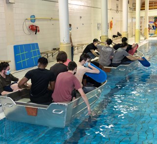 Étudiants en génie mécanique qui testent les chaloupes dans la piscine