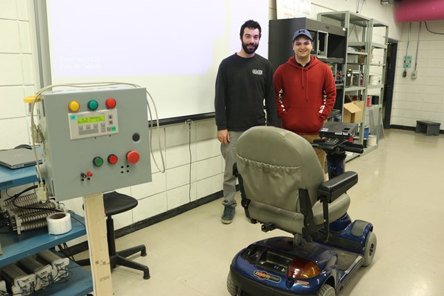 Luc Lelièvre et Lucas Racine, finissants en Technologie du génie électrique : Automatisation et contrôle, devant leur quadriporteur disposant d’un système anticollision. 