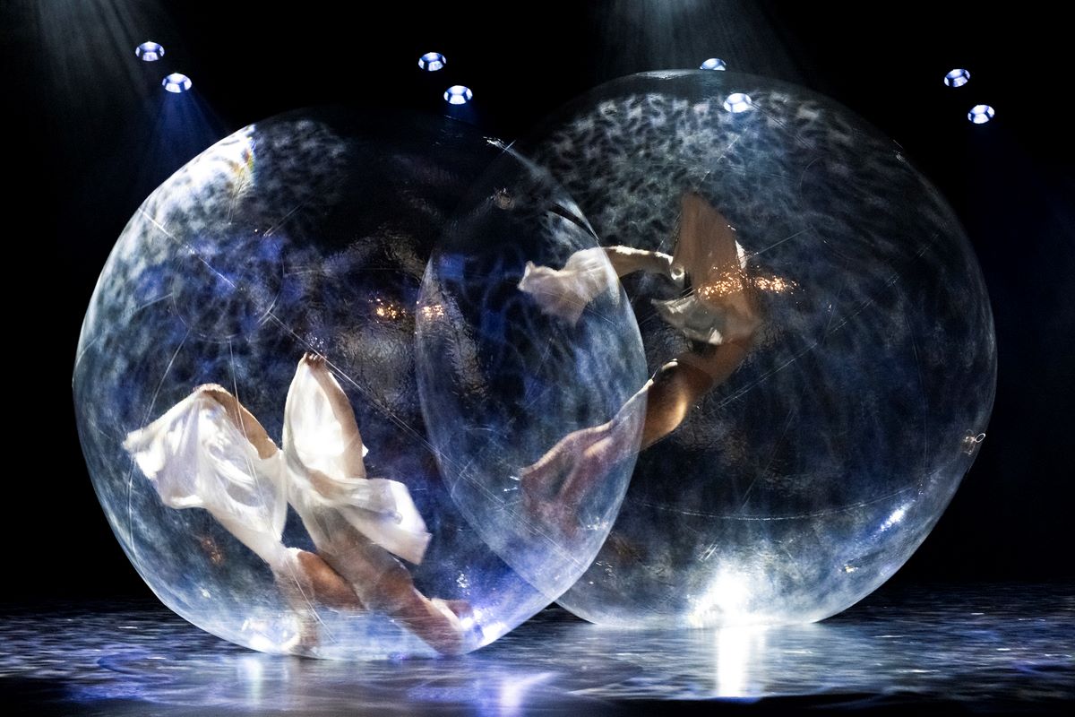 Sarah-Soleil Naud pendant sa prestation dans une bulle immense