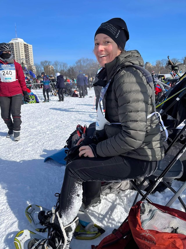 Michelle Therrien à la raquette pour l’équipe Pourquoi pas?