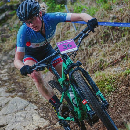 Roxanne Vermette sur son vélo BMX