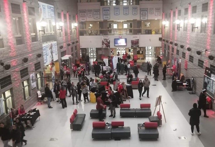Beaucoup de visiteurs et visiteuses rassemblés dans l'atrium du campus de Charlesbourg lors des portes ouvertes.