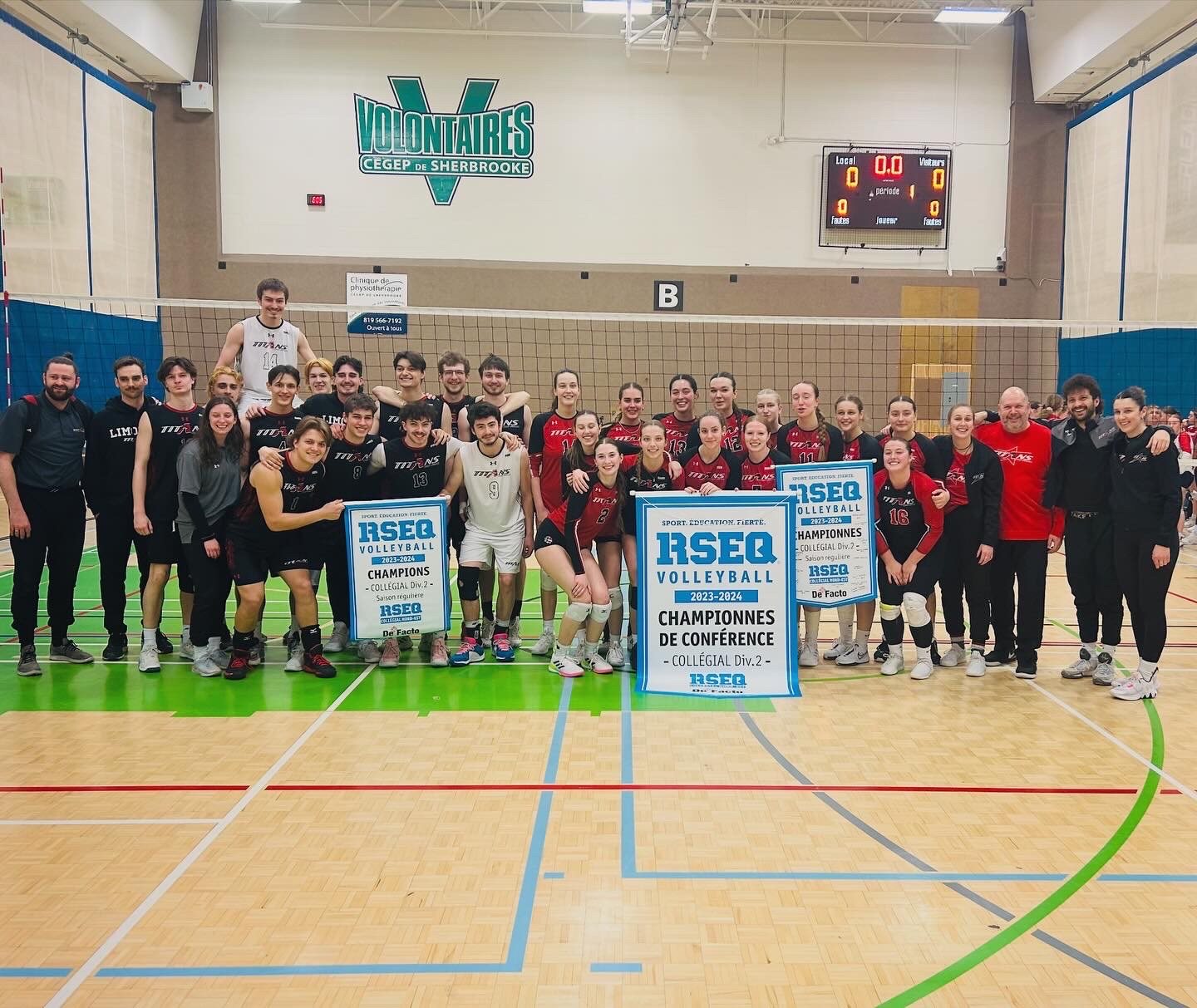 Les deux équipes de volleyball masculin et féminin division 2 du Cégep Limoilou sur le terrain avec leur bannière