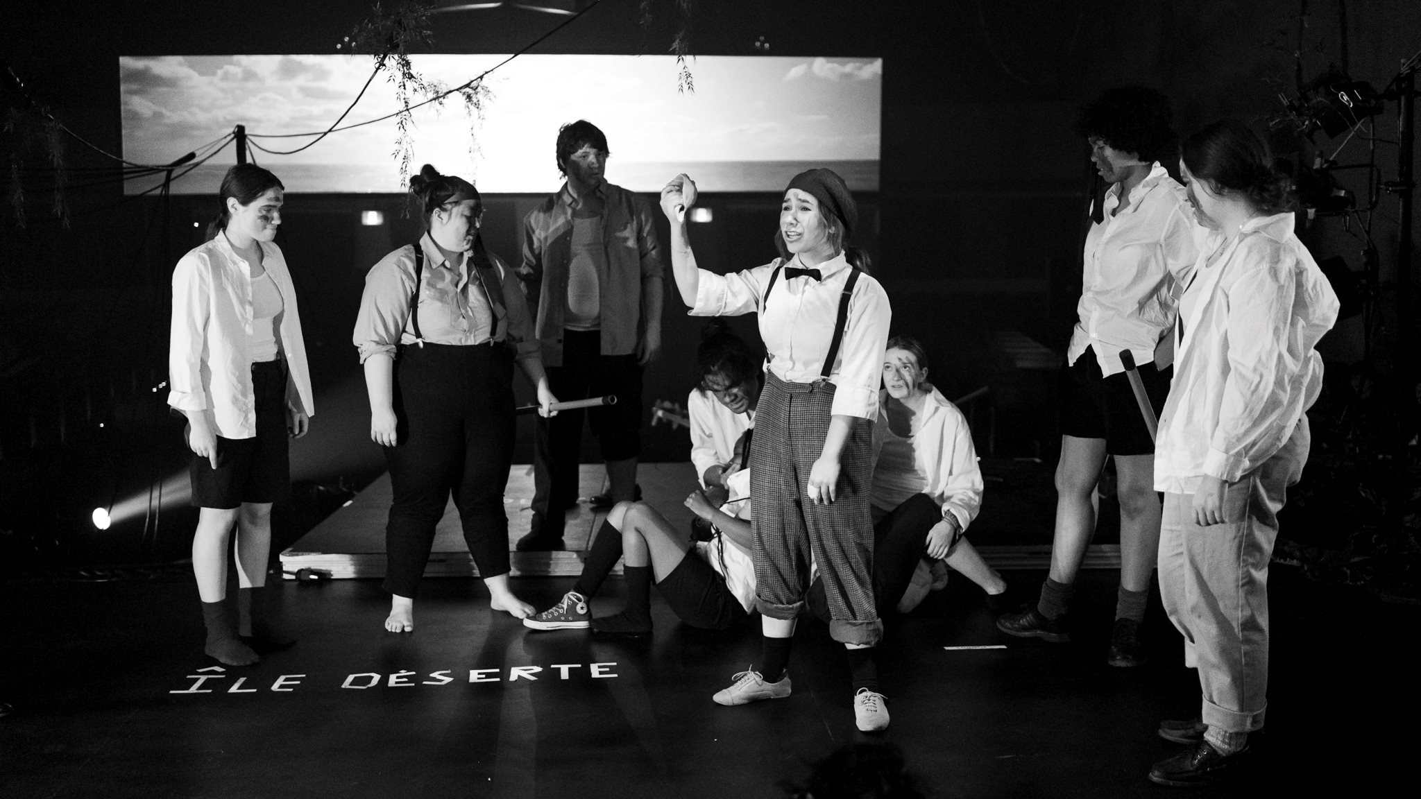 Groupe d'étudiants et d'étudiantes de la troupe de théâtre du Grand escalier du Cégep Limoilou dans la pièce Sa majesté des mouches