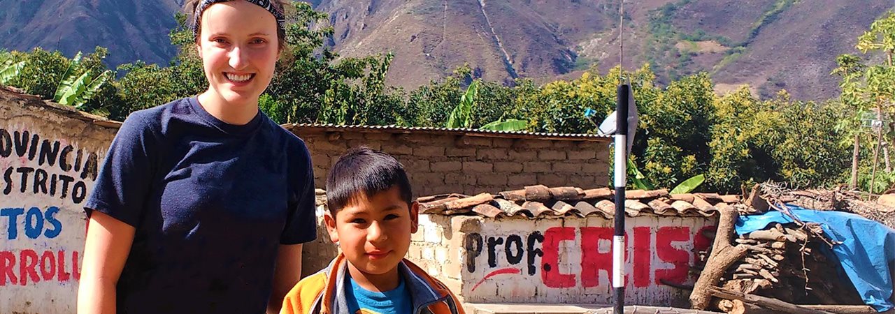 Étudiante avec enfant péruvien lors d'un voyage humanitaire au Pérou