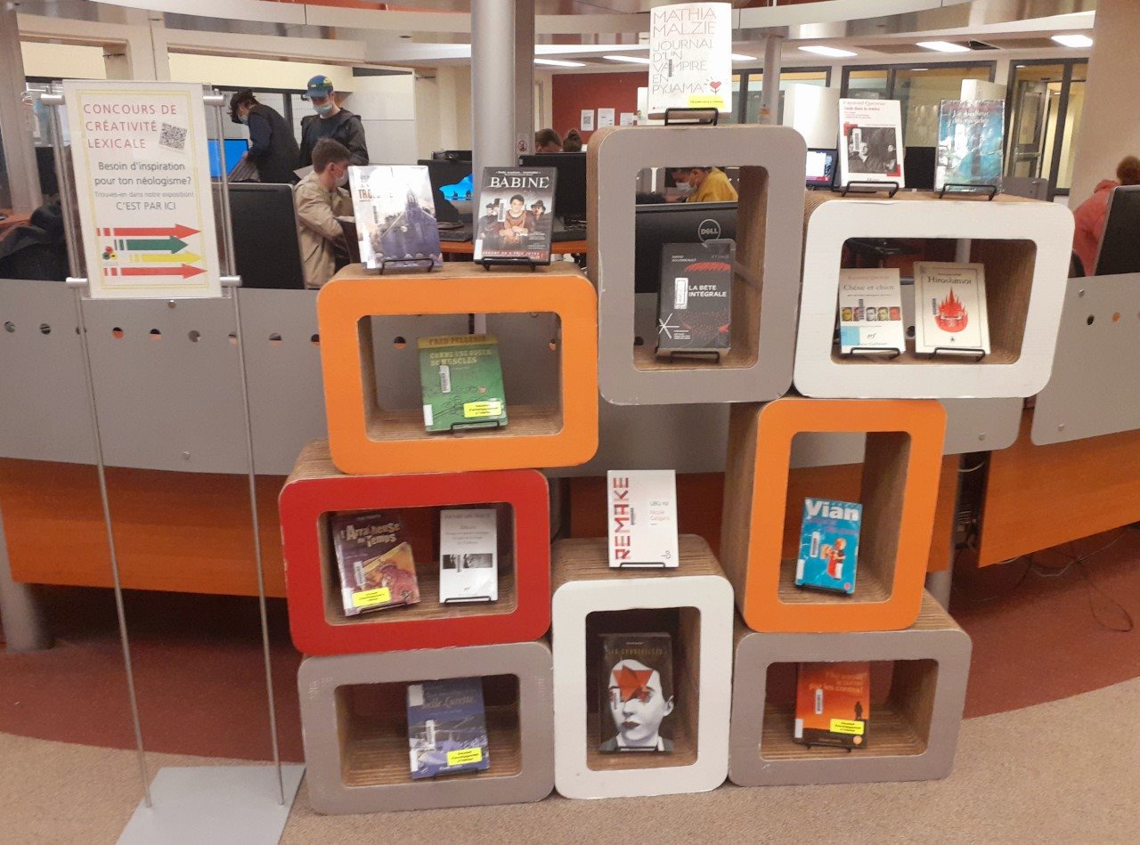 Exposition de livres sur les néologismes exposée près du comptoir du prêt de la bibliothèque du campus de Québec