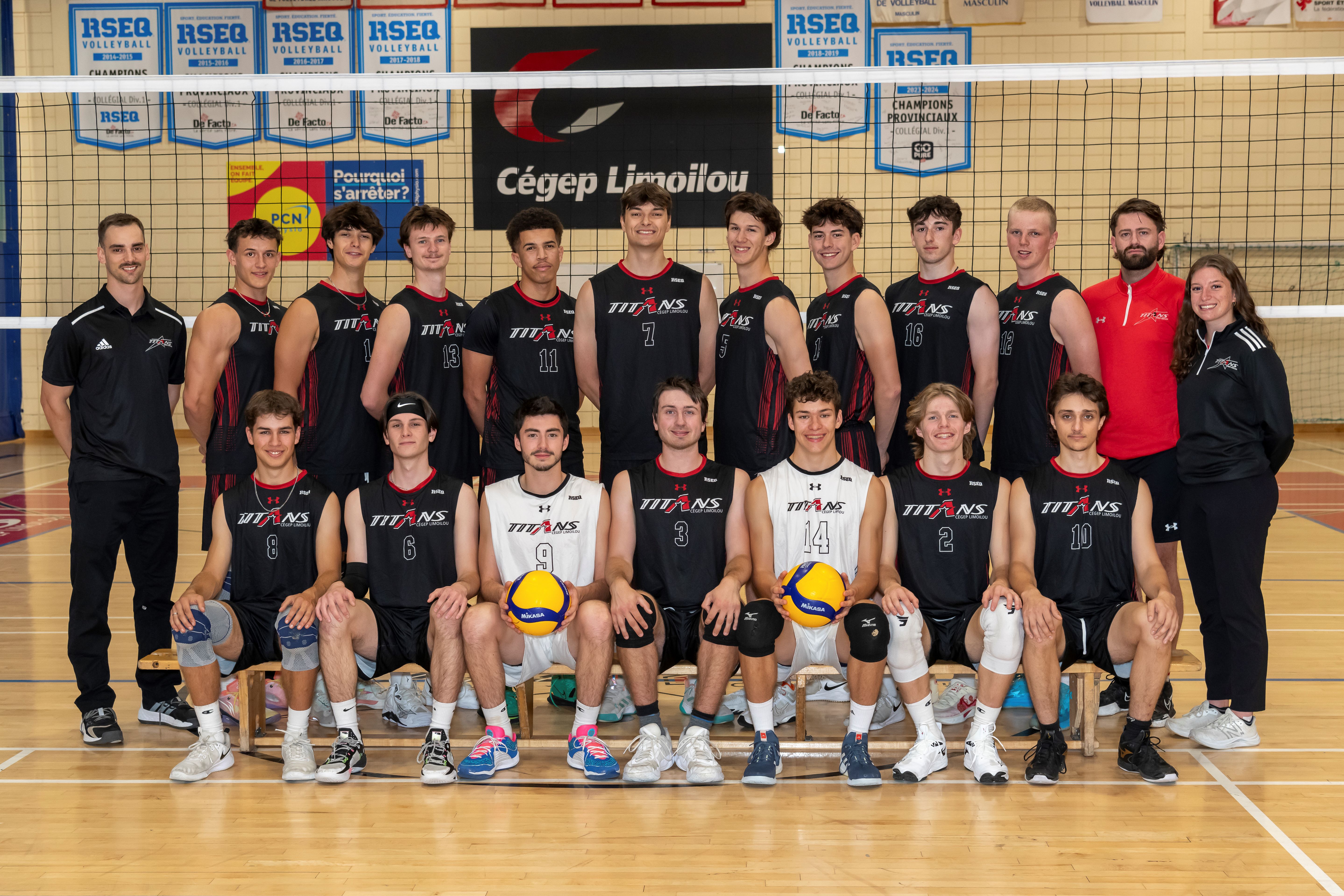 Dans le gymnase, les joueurs sont placés dos au filet de volleyball et sourient à la caméra