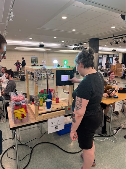 Une étudiante et son projet de machine à préparer des cocktails.
