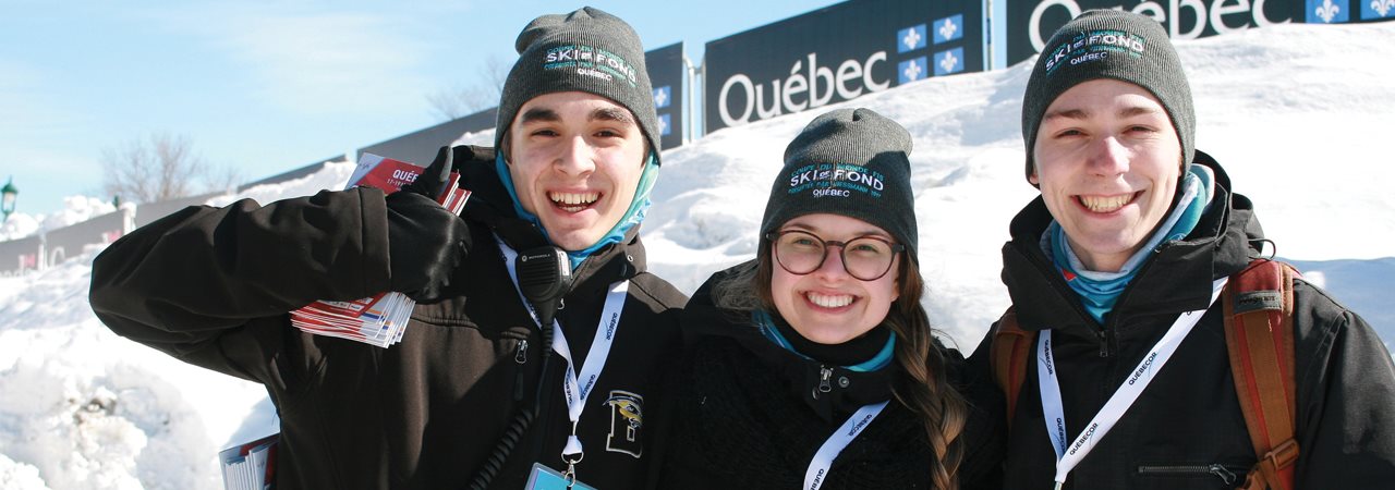 Étudiants souriants travaillant au Carnaval de Québec