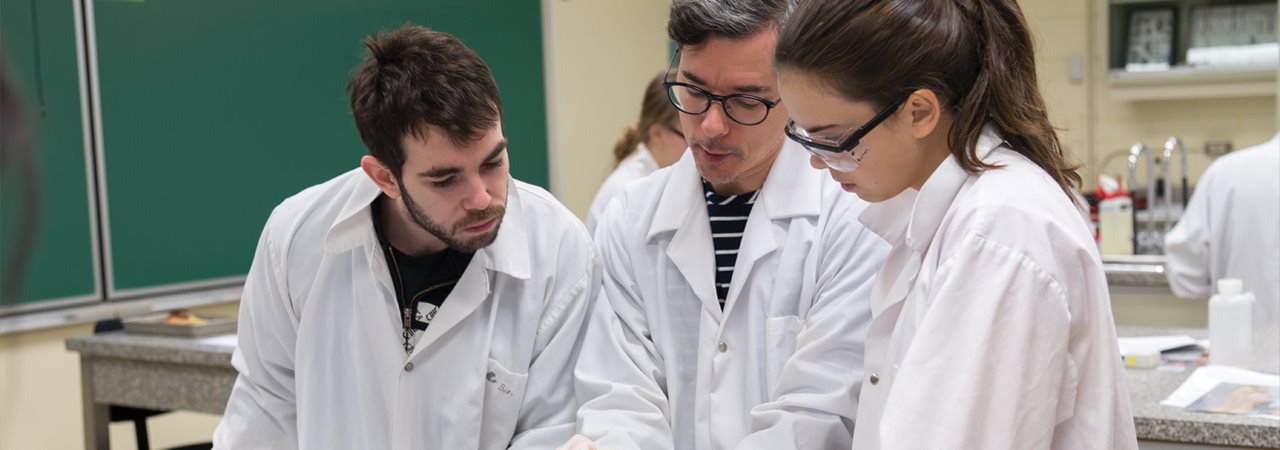 Étudiants en laboratoire de science