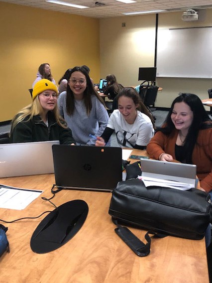 Les étudiants et les étudiantes d’Arts, lettres et communication, profil Langues, lors de leur échange virtuel avec des ceux et celles du baccalauréat en enseignement du français langue seconde de la University of British Columbia (UBC).