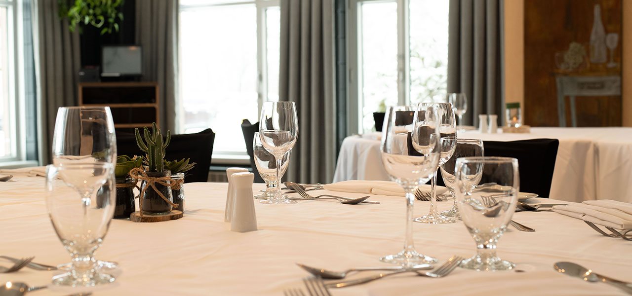 Couverts et verres à une table de la salle à manger pédagogique