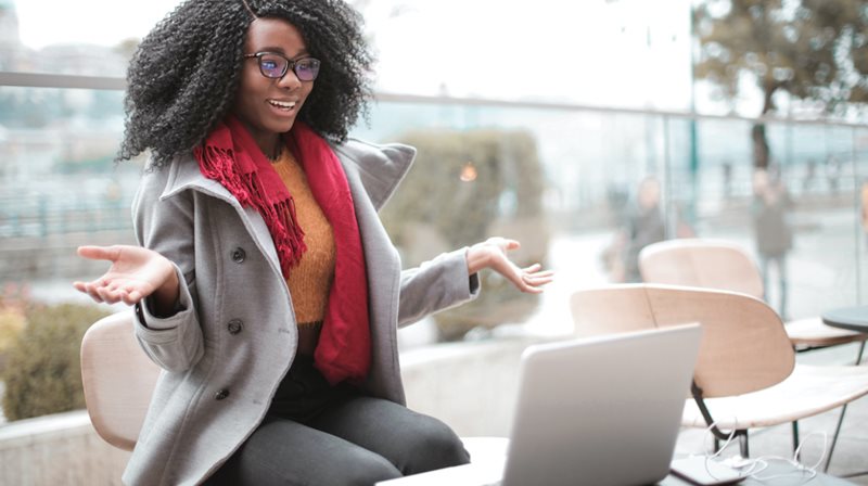 Jeune femme émerveillée et surpise devant portable