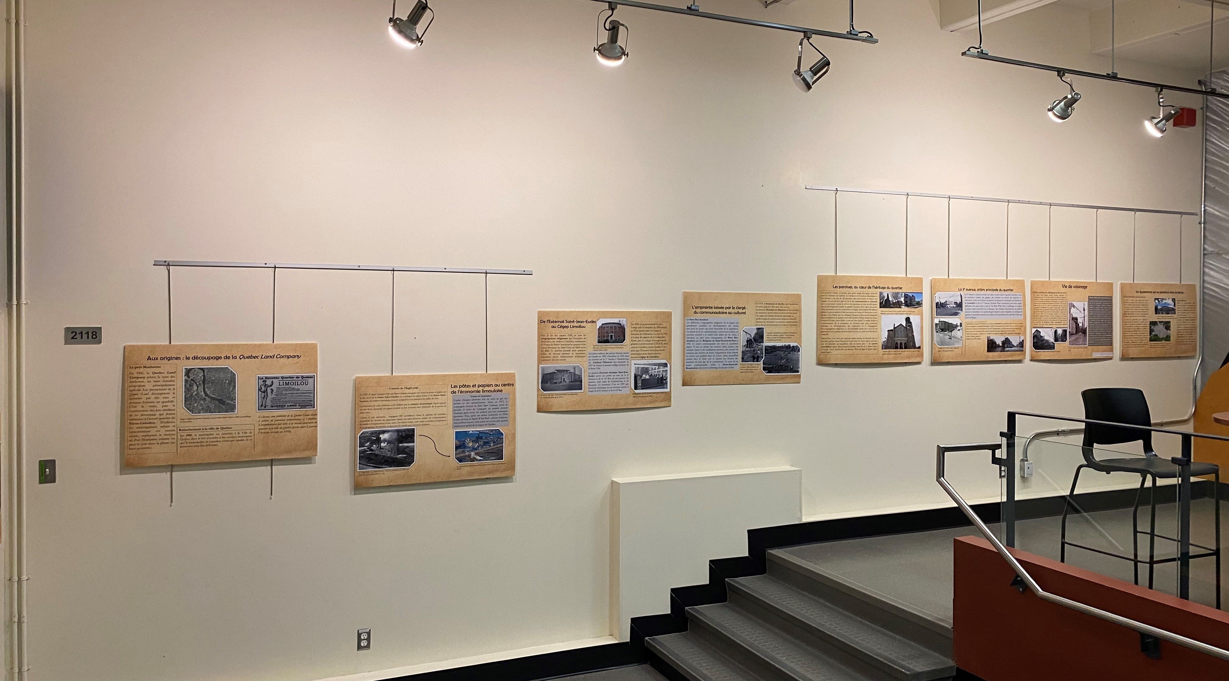 Panneaux de l'exposition Là où les balcons chantent les soirs d'été à la bibliothèque du Cégep Limoilou, campus de Québec