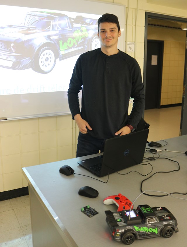 Sylvain Dussault, finissant en Électronique programmable et robotique (Systèmes ordinés), a réalisé sa propre voiture télécommandée.