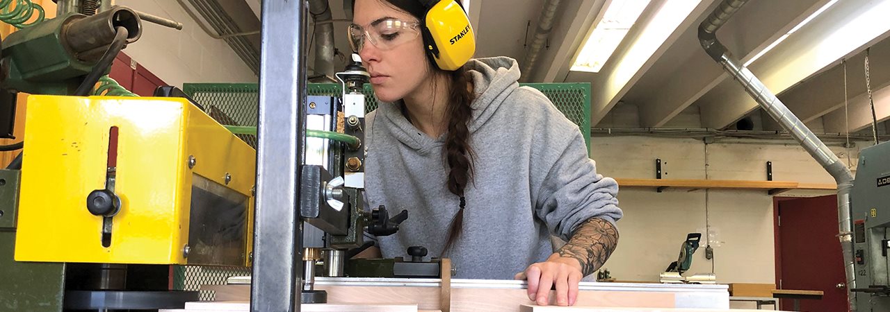 Jeune femme travaillant le bois