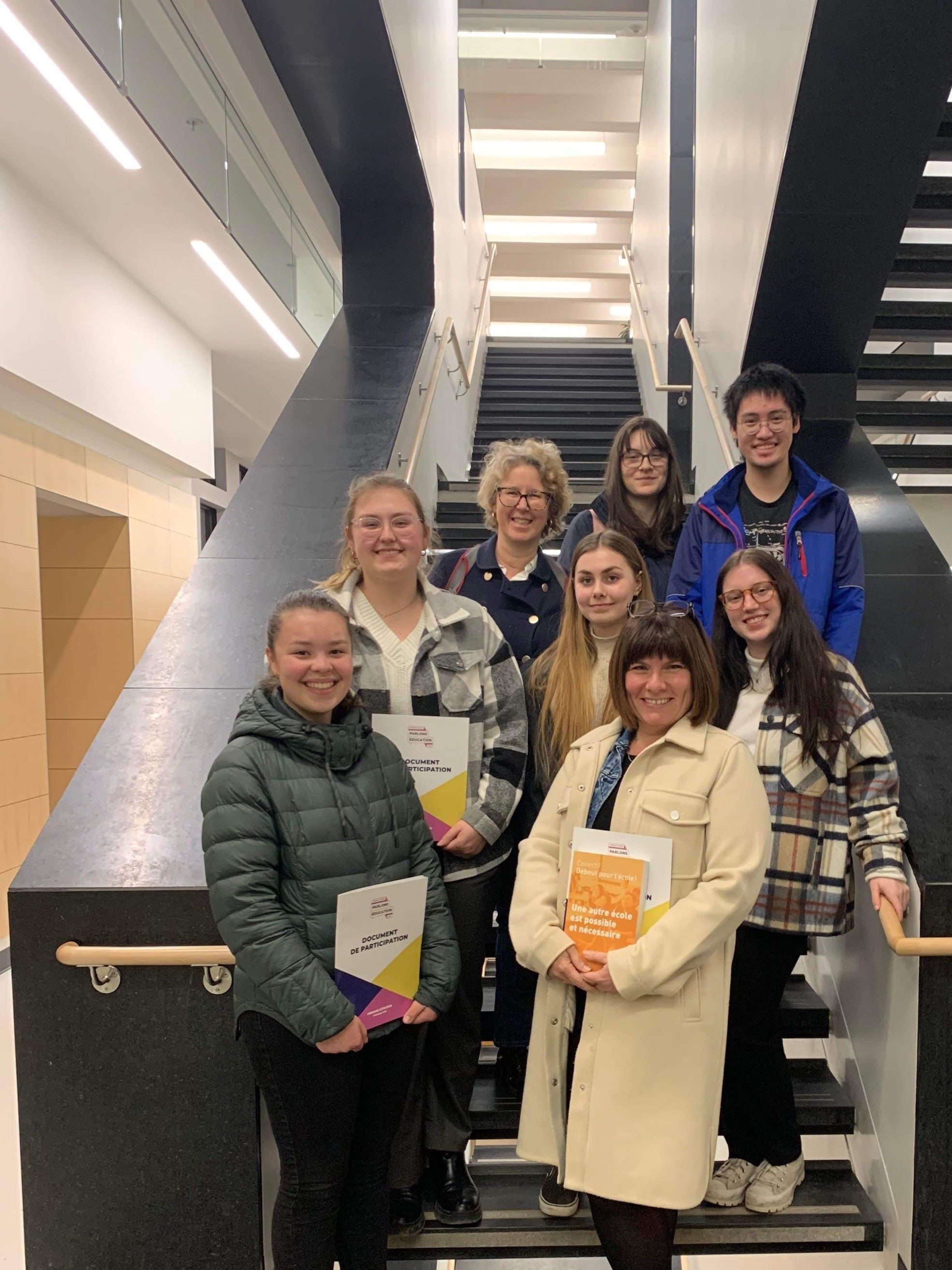 Les enseignantes Isabelle Morin et Dominique Thibault accompagnées d’une partie du groupe d’étudiantes et étudiants présents au Forum citoyen Parlons éducation de l’Université Laval.