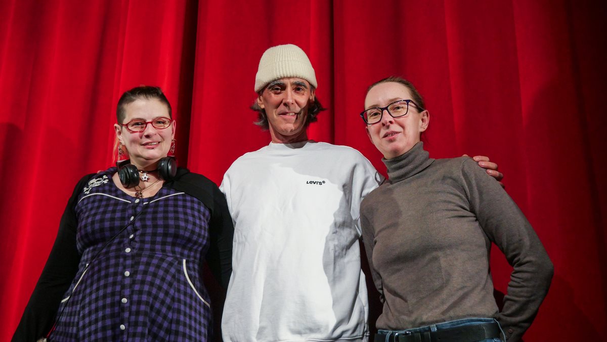 Dans l’ordre habituel : Zoé Lavoie-Lefaivre, gagnante du premier prix, Biz et Fannie Rousies, gagnante du troisième prix.  Absent : Antoine Béchard, gagnant du deuxième prix.