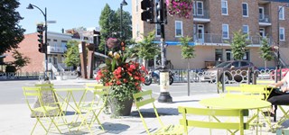 Une terrasse inoccupée en bordure d'une rue du quartier Limoilou