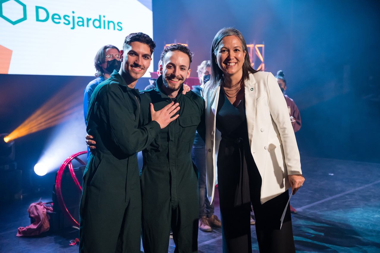 Duo Phil et Dom souriant à la finale nationale de Cégeps en spectacle 2022 lors de l'annonce qu'il a gagné