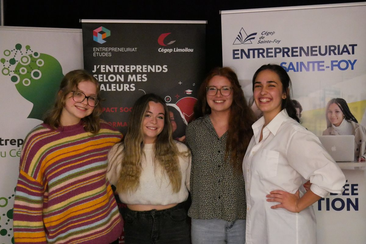 Lorie Marion, Ann-Victoria Côte, Gaëlle Brastaviceanu et Annaé Lemire, gagnantes de la finale du concours intercollégial Propulse ton idée!