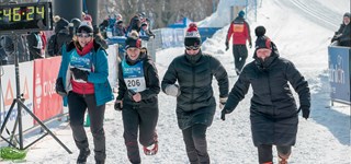 Quatre femme courent vers la ligne d'arrivée du Pentathlon des neiges de Québec