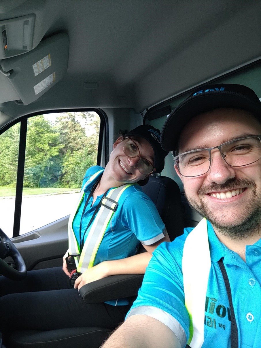 Catherine Lemelin, diplômée en diététique, souriante dans le camion de livraison de Voilà IGA avec son collègue Nicolas, superviseur des livraisons.