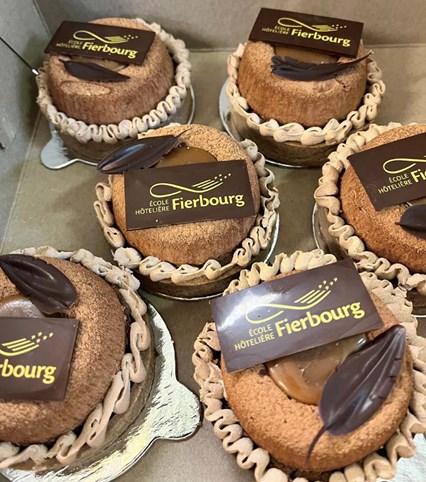 Succulents desserts au caramel et chocolat préparés par les élèves en pâtisserie de l'École hôtelière de Fierbourg