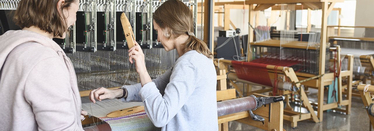 Deux femmes travaillant sur un métier à tisser