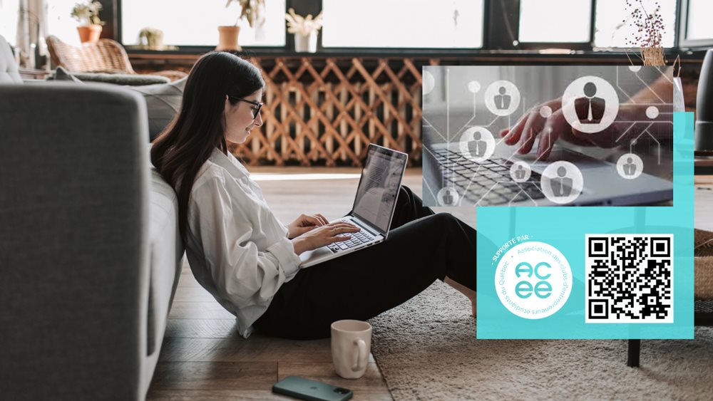 Jeune femme assise au sol, accotée sur son sofa, devant son portable logo du l'Association des clubs d'entrepreneurs étudiants du Québec (ACEE)